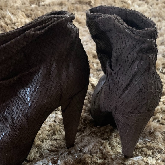 - ELIZABETH AND JAMES LEATHER SLIP ON BOOTS - - Picture 3 of 7